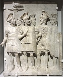 Fragment van de Praetoriaanse Garde, ca. 50 na Chr. In alle fasen van de Republiek en het Keizerrijk droegen voetsoldaten in actie een schild  