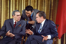 Leonid Brezjnev en Richard Nixon tijdens Brezjnevs bezoek aan Washington in juni 1973; dit was een hoogtepunt in de ontspanning tussen de Verenigde Staten en de Sovjet-Unie