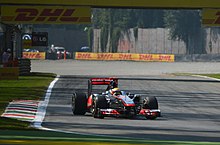 Lewis Hamilton kääntyy Roggian shikaaniin McLaren MP4-26:lla Italian Grand Prix -kisassa 2011.  