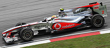 Hamilton rijdt voor McLaren tijdens de Grand Prix van Maleisië in 2010.