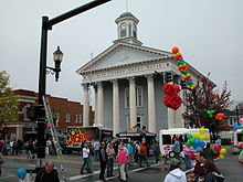 Corner of Main & Center streets tijdens het festival  