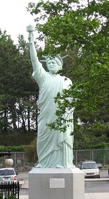 Replică a Statuii Libertății în spate  