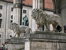 Leeuwenbeelden van Wilhelm von Rümann in de Feldherrnhalle  