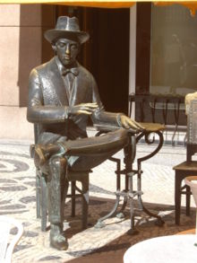 Bronze statue of Fernando Pessoa in front of Café A Brasileira