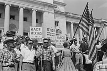 Em Little Rock, nos anos 50, os manifestantes afirmaram que suas opiniões eram amplamente compartilhadas nos EUA. Sua crença era um exemplo do efeito do falso consenso.