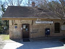 Het oude Lloyd Railroad Depot, nu het postkantoor van het gebied.  