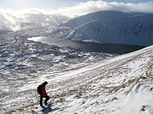 Поглед на югозапад към езерото Loch Skene, към Mid Craig (от другата страна на езерото) и White Coomb отвъд, от изкачването на Lochcraig Head при зимни условия.  