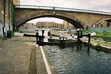 Oorspronkelijke brug bij Limehouse aan de London and Blackwall Railway. Hij draagt nu een tak van de Docklands Light Railway.  