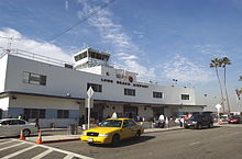 Edifício do terminal do Aeroporto de Long Beach, vista de rua.