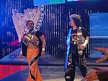 Los Colón como Campeones Unificados de la WWE Tag Team  