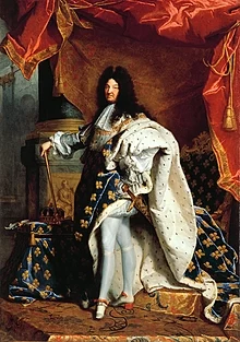 Luigi XIV di Francia, popolarmente conosciuto come il Re Sole in un ritratto di Hyacinthe Rigaud, fatto intorno al 1700. Il re francese è mostrato con tutti i segni del potere, che mostrano che il suo regno è legittimato dalla grazia di Dio. Questo ritratto fu usato come modello per altri ritratti simili di monarchi europei dell'epoca.