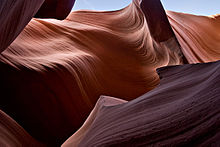 Lower Antelope Canyon, Arizona, został wyrzeźbiony z otaczającego piaskowca przez mechaniczne i chemiczne wietrzenie. Wiatr, piasek i woda z gwałtownych powodzi są głównymi czynnikami wietrzenia