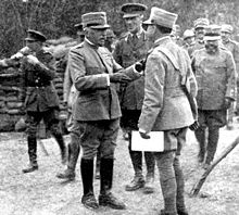 Generalissimo Luigi Cadorna, Chief of General Staff from 1914 to 1917, talking to British officers