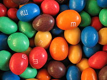 Arašídové bonbony M&M's, představené v roce 1954.  