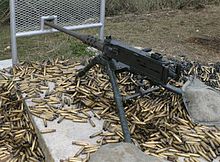 M2 Browning machinegeweer. Het is omgeven door lege patronen die uit het wapen zijn geworpen.  