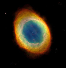 Planetariska nebulosor, som här representeras av ringnebulosan, är exempel på emissionsnebulosor.  