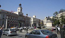 Puerta del Sol, från vänster till höger, posthuset, Calle Mayor och statyn av Carlos III.