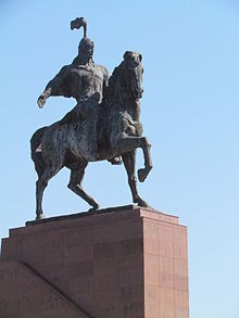 Een standbeeld van Epos van Manas in Bishkek Kirgizië.