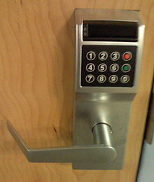 Ett elektroniskt lås på en dörr  