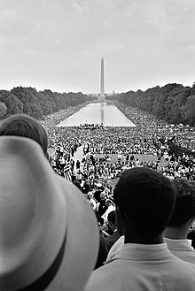 Man ser på Washington-monumentet og det reflekterende bassin fra trappen til Lincoln Memorial under marchen for job og frihed i Washington.