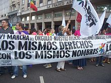2007 yılında Arjantin LGBT Halkları Federasyonu tarafından Buenos Aires'te düzenlenen LGBT Onur Yürüyüşü'nde grupların pankartında LGBT kısaltması görülüyor (resmin sağ üst kısmı)