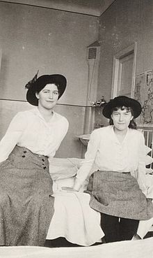 Les grandes-duchesses Maria et Anastasia Nikolaevna lors d'une visite officielle aux soldats à leur hôpital en 1915. Courtoisie : Bibliothèque de Beinecke.