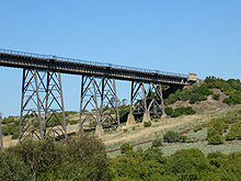 L'extrémité ouest du pont par le bas
