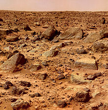 Oppervlak met overal rotsen gefotografeerd door Mars Pathfinder