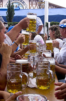 Canecas de cerveja, na Oktoberfest: Elas seguram um litro de cerveja