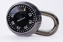 Um cadeado de combinação sem chave. O mostrador é girado para três números para abrir o cadeado.