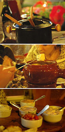 Une fondue bourguignonne : En haut, un pot d'huile pour cuire rapidement la viande, au milieu un caquelon pour une autre fondue au fromage et au bas plus de sauces.