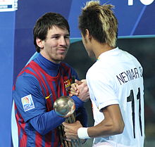 Messi (stânga) cu Balonul de Aur, dând mâna cu viitorul coechipier Neymar (câștigătorul Balonului de Bronz) după finala Cupei Mondiale a Cluburilor FIFA 2011.  