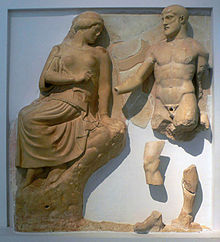 Athena en Herakles op een metope die de Stymphalische vogels voorstelt uit de tempel van Zeus in Olympia omstreeks 460 v.Chr.  