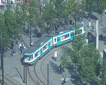 Een Metrolink-tram die door het stadscentrum rijdt.