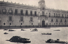 Photo of the National Palace in Mexico City, taken during the fighting of the Decena trágica in 1913.