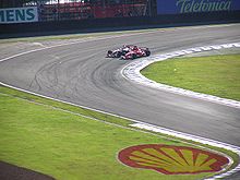 第1コーナーは最も人気のあるオーバーテイクスポットである。2006年ブラジルGPでキミ・ライコネンをパスするミハエル・シューマッハ。