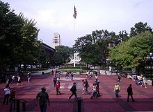 O Campus Central Diag, visto da Biblioteca de Graduados, olhando para o Norte