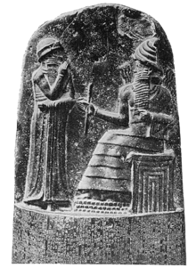 Фигури в горната част на стелата над Кодекса на законите на Хамурапи