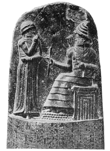 Figuren op de top van de stele boven Hammurabi's wetboek