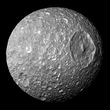 Mimas, jossa Herschelin kraatteri näkyy selvästi. Kuva on otettu kuudesta Cassinin 13. helmikuuta 2010 ottamasta kuvasta, kun Cassini oli 9 500 kilometrin päässä.  