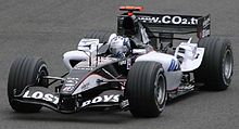 Patrick Friesacher Silverstone'da, üretilen son Minardi şasisi olan Minardi PS05'i kullanırken.
