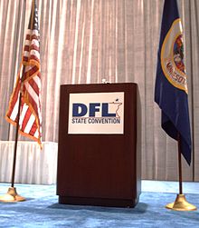 Логото на DFL, използвано на трибуната по време на щатския конгрес на DFL през 2006 г.  
