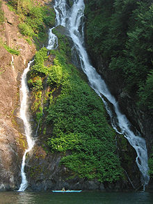 Neblige Fjorde Wasserfall und Kajak