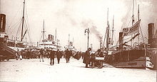 Merchants and passengers at the Molo San Carlo, around 1900