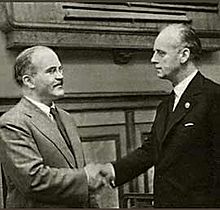 Molotov (esquerda) e Von Ribbentrop (direita) apertando as mãos após a assinatura do tratado.