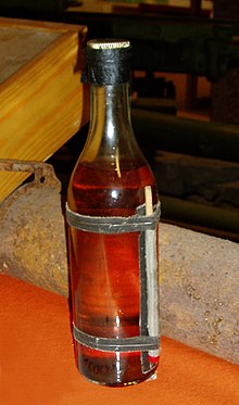 Molotovin cocktailin alkuperäinen malli sellaisena kuin sitä käytettiin talvisodassa 1939-1940. Pullossa on rätin sijasta myrskytulitikut sytytyslangaksi.  