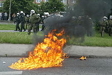 Molotovův koktejl hozený proti policii na demonstraci v Rostocku. Lidé demonstrovali proti summitu G8 v Heiligendammu.  