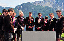 オーストリア共和国のカリンシア州で、ガイルタールによる伝統的な民族衣装を身にまとい、黙祷を捧げます。