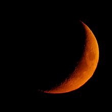 The waxing crescent moon also appears reddish when it is only a few degrees above the horizon. The moonlight now reaches the observer only after a longer passage of more than 200 kilometres through the Earth's atmosphere.