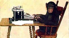 En apa som sitter i en stol och är upptagen med att trycka på knappar på sin skrivmaskin.  
